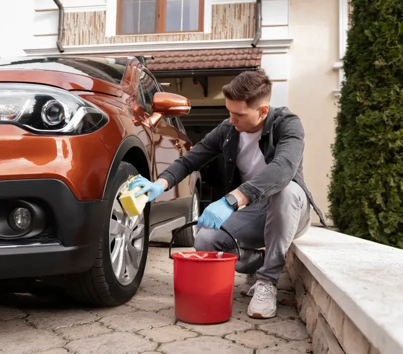 Lavage auto à domicile Royère-de-Vassivière : professionnel intervenant sur un véhicule